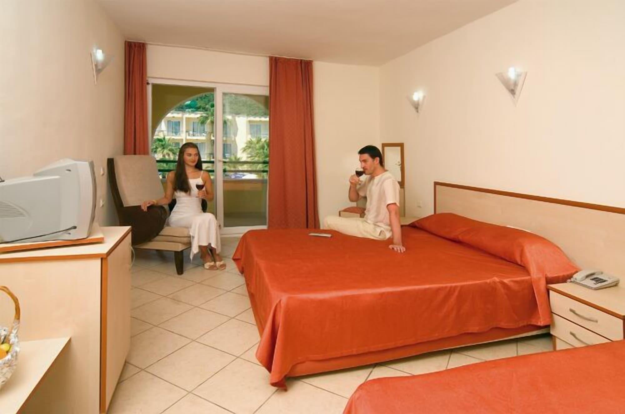 Golden sun тюмень. Golden Sun Hotel 3 Турция Кемер. Golden Sun Hotel номера отеля. Gonul Palace 3 Турция Кемер. Fun&Sun Fortune Kemer 3*.